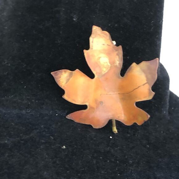 Vintage Gold Tone Metal Textured Maple Leaf Pin Brooch - Picture 2 of 10